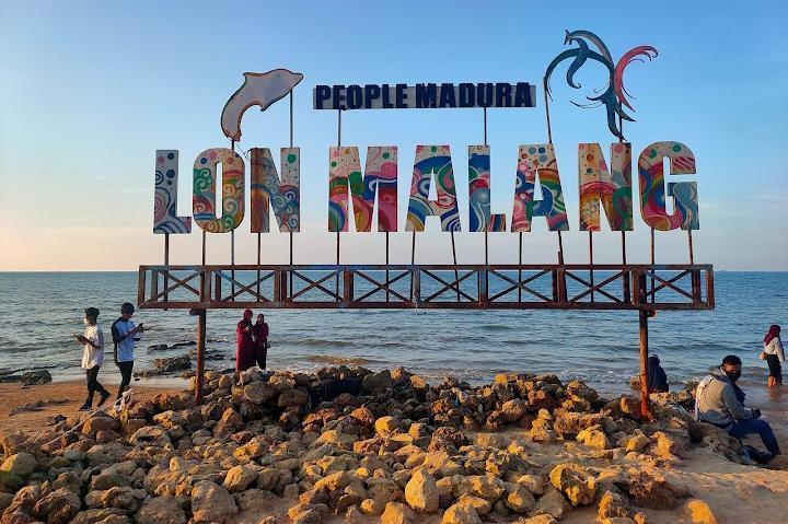 Pantai Lon Malang Yang Berada Di Desa Bira Tengah Kecamatan Sokobanah Kabupaten Sampang.