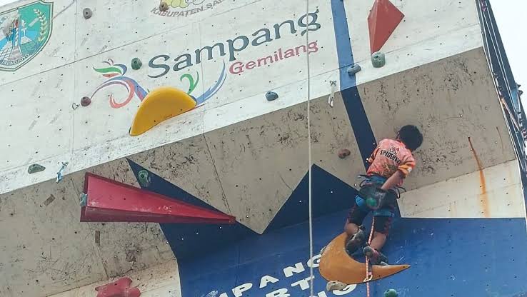 Atlet Usia Dini Fpti Sampang Saat Melakukan Latihan Di Wall Climbing Ssc.