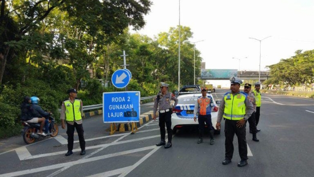 Personel Kepolisian Lantas Polres Bangkalan Saat Melakulan Pemantauan Di Jembatan Suramadu.