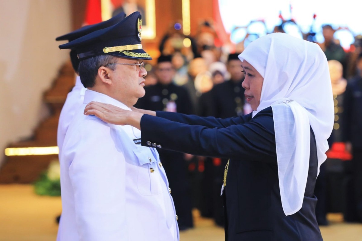 Gubernur Jawa Timur Khofifah Indar Parawansa Saat Melantik Pj Bupati Sampang Rudi Arifiyanto.