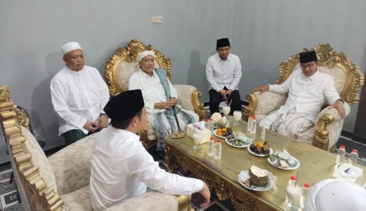 Anies Baswedan Dan Muhaimin Iskandar Saat Bersama Pengasuh Ponpes Al Kiai Muhammad Rofi Baidlowi.