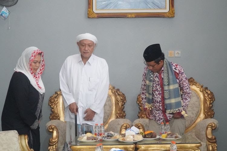 Mahfud Md Ditemani Yenny Wahid Saat Bersama Pengasuh Pondok Pesantren Al Hamidy Banyuanyar. (Dok. Kompas.com)