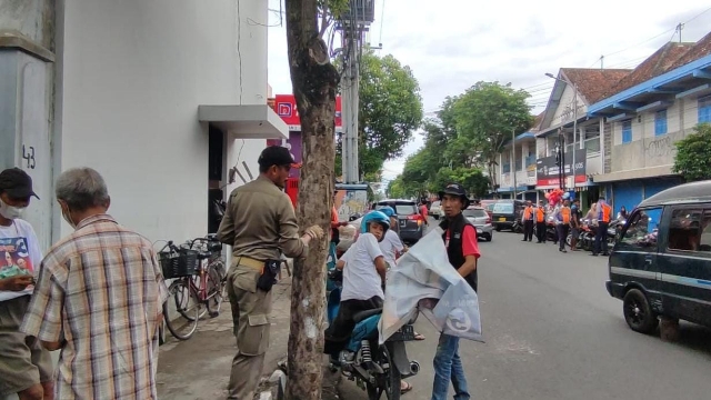 Petugas Gabungan Saat Melakukan Penertiban Apk Di Jalan Protokol Kota Bangkalan.