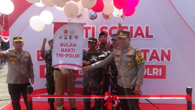 Danrem 084/Bhaskara Jaya, Brigjen Tni Yusman Madayun Bersama Kapolres Bangkalan Melepas Balon Di Bukanya Bulan Bakti Tni Polri.