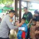 Personel Polres Bangkalan Saat Menyerahkan Santunan Pada Anak Yatim Piatu.