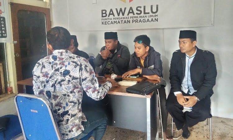 Oknum Kades Saat Dilaporkan Ke Panwascam Pragaan Kabupaten Sumenep.