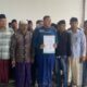 Pj Kades Ragung Irham Nurdiyanto Bersama Para Tokoh Saat Melakukan Konferensi Pers.
