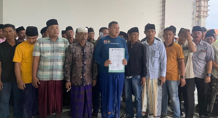 Pj Kades Ragung Irham Nurdiyanto Bersama Para Tokoh Saat Melakukan Konferensi Pers.