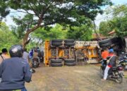 Truk Trailer Terguling Di Jalan Raya Galis, Akses Bangkalan – Sampang Lumpuh
