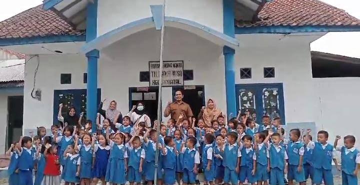 Imunisasi Polio Di Salah Satu Sekolah Di Kabupaten Sampang.