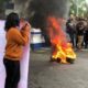 Demo Yang Dilakukan Aliansi Masyarakat Dan Pemuda Sampang Di Depan Kantor Pemkab. (Dok. Tribun Madura)