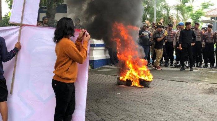 Demo Yang Dilakukan Aliansi Masyarakat Dan Pemuda Sampang Di Depan Kantor Pemkab. (Dok. Tribun Madura)