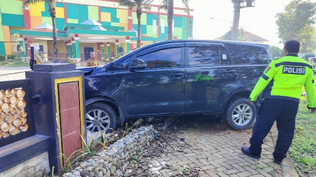 Kondisi Mobil Usai Mengalami Kecelakaan Menabrak Sepeda Motor Hingga Terseret Ke Pagar Gor Saka Bangkalan.