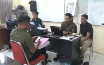 Calon Anggota Dprd Jatim Mathur Husairi Saat Melapor Ke Bawaslu Bangkalan.