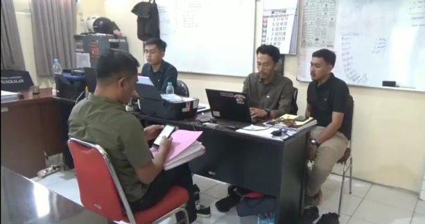 Calon Anggota Dprd Jatim Mathur Husairi Saat Melapor Ke Bawaslu Bangkalan.