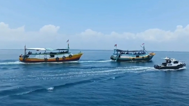 Kotak Suara Diangkut Tiga Kapal Dengan Pengawalan Ketat Satpolairud Polres Sampang.