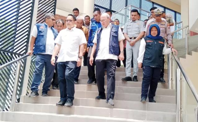 Rombongan Pj Gubernur Bersama Ka Bakorwil Saat Meninjau Progres Pembangunan Kantor Bersama Samsat Bangkalan.