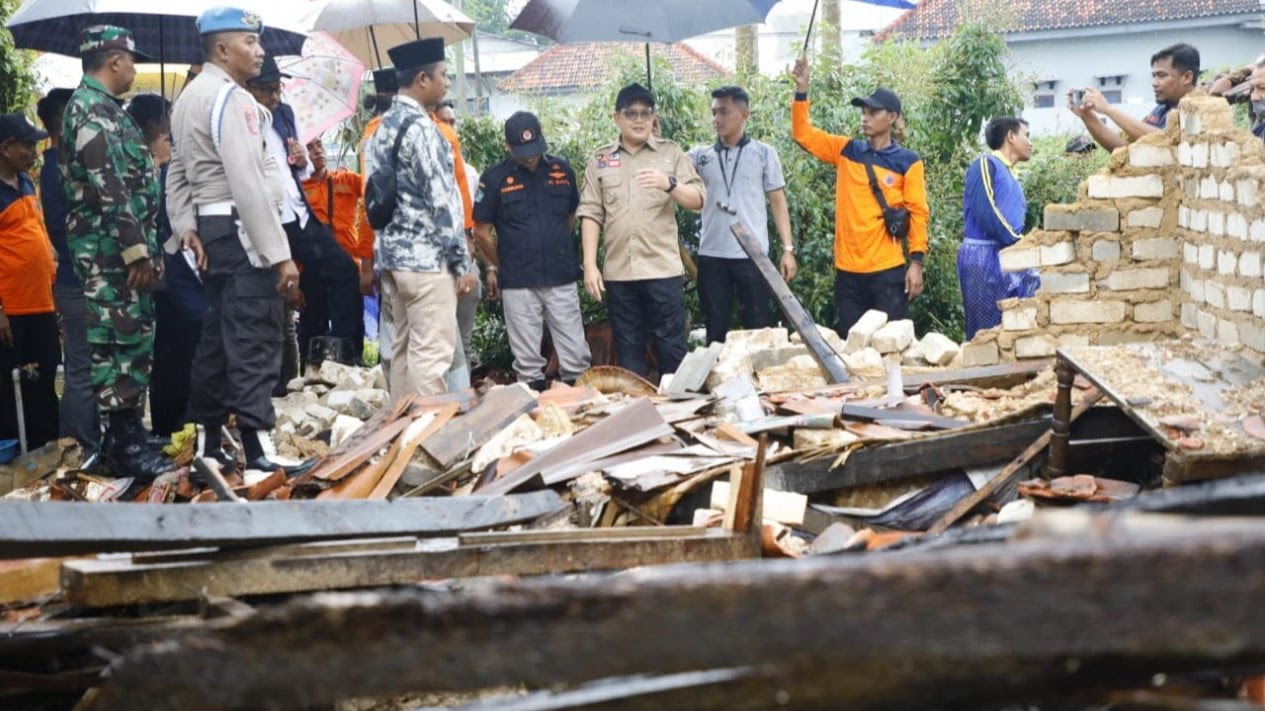 Pj Gubernur Jatim Saat Menyambangi Korban Yang Rumahnya Roboh Akibat Diterpa Angin Kencang.