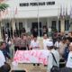 Para Ulama Dan Santri Saat Melakukan Demonstrasi Di Depan Kantor Kpu Sampang.