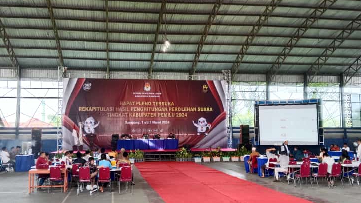 Rekapitulasi Suara Pemilu Tingkat Kabupaten Di Gor Indoor Sampang.