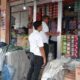Anggota Polres Bangkalan Bersama Staff Disdag Bangkalan Saat Meninjau Harga Kebutuhan Pokok.