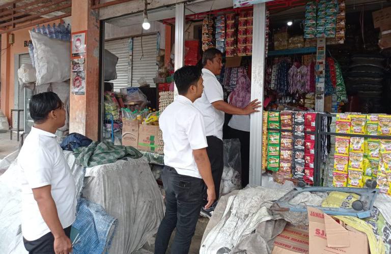 Anggota Polres Bangkalan Bersama Staff Disdag Bangkalan Saat Meninjau Harga Kebutuhan Pokok.