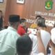Slamet Ariyadi (Baju Merah) Saat Mendatangi Kantor Ppk Lenteng Kabupaten Sumenep.