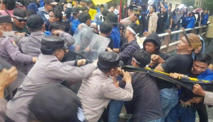 Demonstran Tak Kunjung Ditemui Kapolres, Bentrok Mahasiswa – Polisi Di Sumenep Tak Terhindarkan