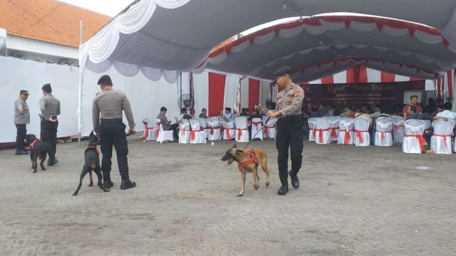 Anjing Pelacak Saat Berada Di Area Rekapitulasi Suara Pemilu Kpu Bangkalan.