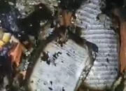 Viral, Petugas Damkar Temukan Al-Qur’An Dalam Kondisi Utuh Saat Kebakaran Di Pasar Karang Penang Sampang