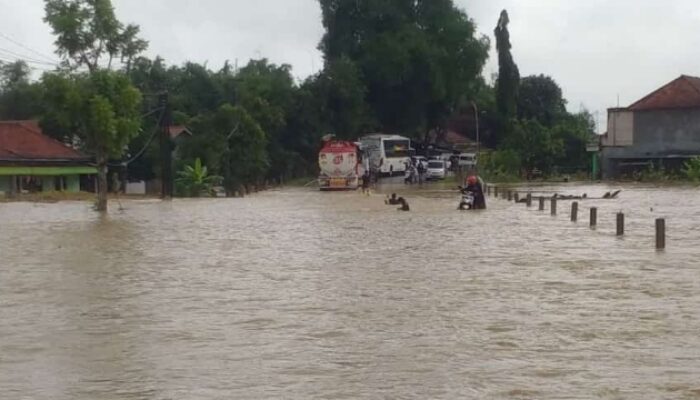 Dua Kecamatan Di Sampang Terendam Banjir, Lalu Lintas Tersendat
