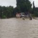 Beberapa Kendaraan Saat Terjebak Banjir Saat Hendak Melewati Jalur Surabaya - Sampang Di Nyiburan Jrengik