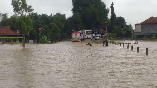 Beberapa Kendaraan Saat Terjebak Banjir Saat Hendak Melewati Jalur Surabaya - Sampang Di Nyiburan Jrengik