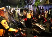 Personel Polres Bangkalan Melakukan Pemeriksaan Pada Sejumlah Pengguna Jalan.