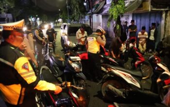 Personel Polres Bangkalan Melakukan Pemeriksaan Pada Sejumlah Pengguna Jalan.