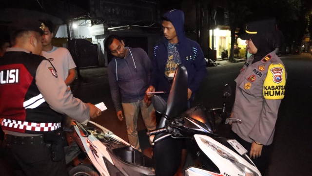 Personel Polres Bangkalan Saat Melakukan Pemeriksaan Terhadap Pengendara Sepeda Motor.
