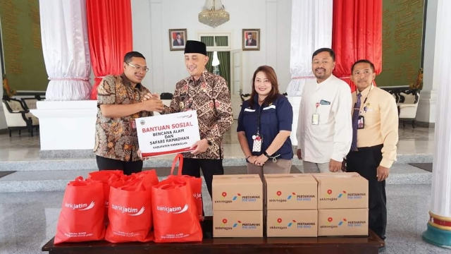 Pj Bupati Bangkalan Secara Simbolis Menerima Bantuan Sembako Dari Skk Migas.