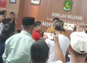 Slamet Ariyadi (Baju Merah) Saat Ngamuk Di Kantor Ppk Lenteng Kabupaten Sumenep.