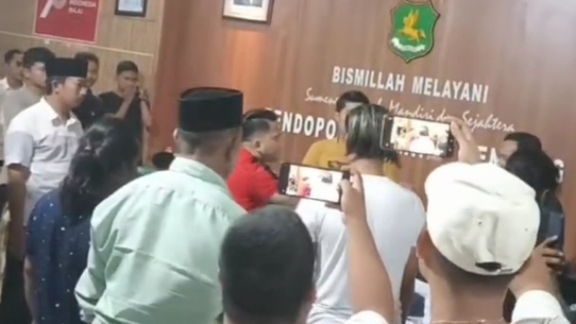 Slamet Ariyadi (Baju Merah) Saat Ngamuk Di Kantor Ppk Lenteng Kabupaten Sumenep.