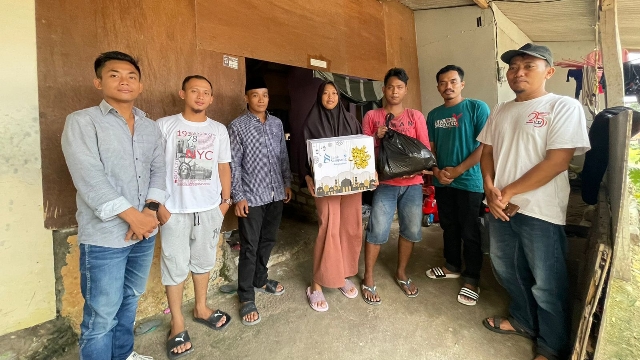 Rombongan Ajs Dan Ijti Madura Raya Sat Mengantarkan Sembako Kerumah Alm. Wiwid Jurnalis Petajatim.co.
