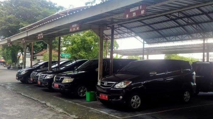 Mobil Dinas Yang Berjejer Di Halaman Pemkab Sampang.