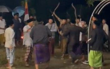 Nyaris Carok, Warga Di Bangkalan Saling Mengacungkan Senjata Tajam Saat Hajatan Orkes