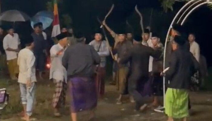 Nyaris Carok, Warga Di Bangkalan Saling Mengacungkan Senjata Tajam Saat Hajatan Orkes