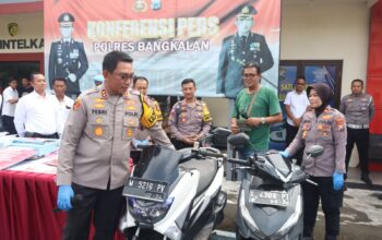 Kapolres Bangkalan Saat Menyerahkan Sepeda Motor Milik Warga Tulungagung.