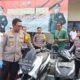 Kapolres Bangkalan Saat Menyerahkan Sepeda Motor Milik Warga Tulungagung.