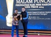 Mantan Bupati Sampang H. Slamet Junaidi Saat Menerima Penghargaan Dari Ketua Pwi Jatim Lutfi Hakim.