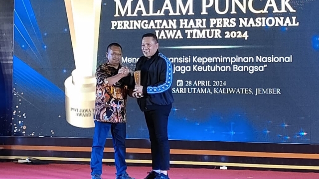 Mantan Bupati Sampang H. Slamet Junaidi Saat Menerima Penghargaan Dari Ketua Pwi Jatim Lutfi Hakim.
