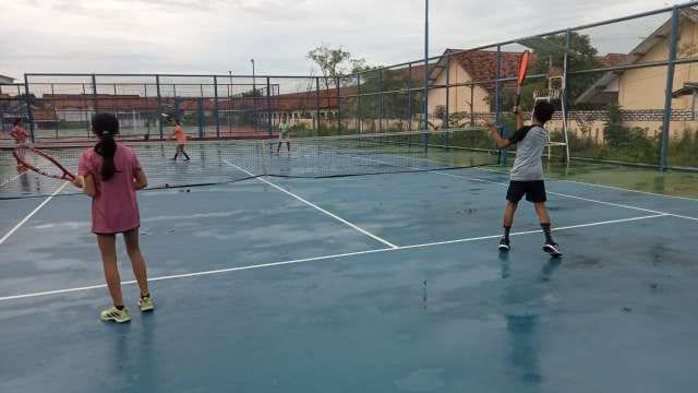 Masyarakat Sampang Saat Bermain Tenis Lapangan Di Area Ssc.