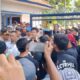 Massa Dpd Pabpdsi Bersama Masyarakat Saat Berada Di Depan Kantor Pemda Sampang. (Dok. Ist)