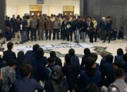 Ratusan Mahasiswa Saat Melakukan Aksi Demonstrasi Di Gedung Rektorat Utm.
